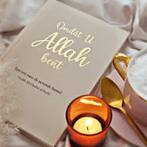 Lichtgekleurde boek met gouden script voor Omdat u Allah bent